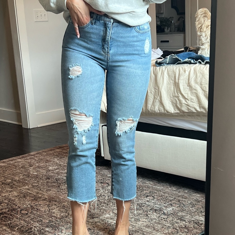 Light wash distressed cropped Jean